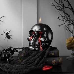 Target bleeding skull candle